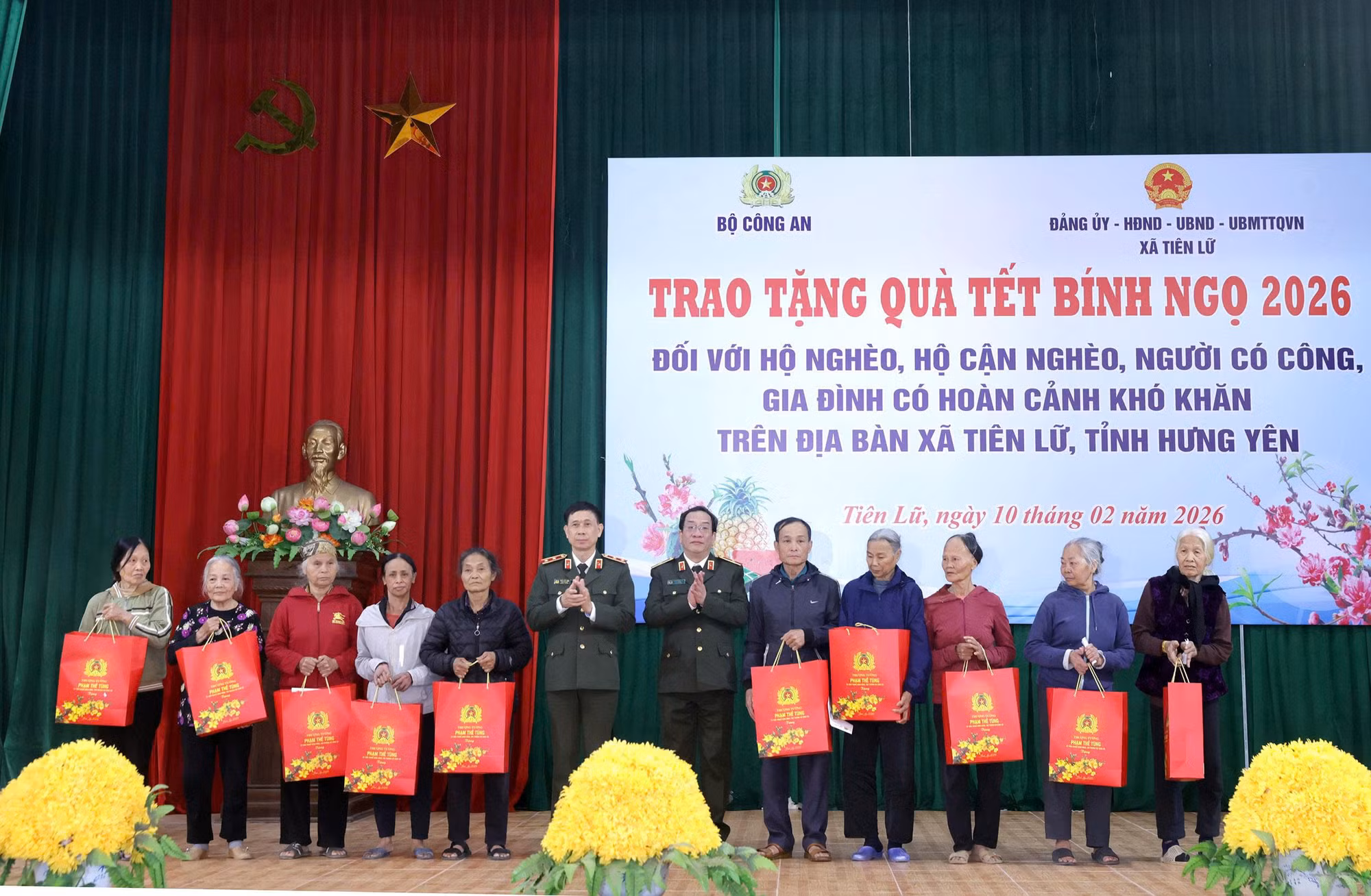 Thứ trưởng Phạm Thế Tùng thăm, tặng quà nhân dân xã Tiên Lữ, tỉnh Hưng Yên -2