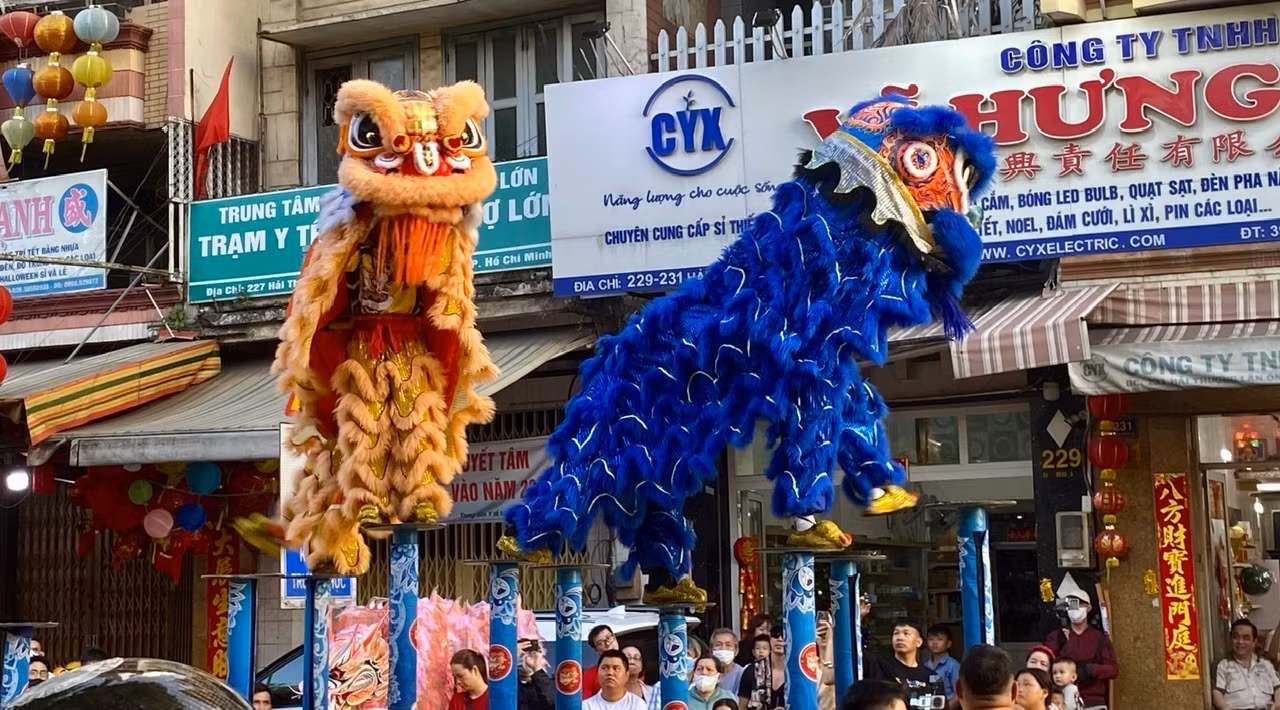 Rộn ràng tiếng trống lân ngày mùng 2 Tết -2