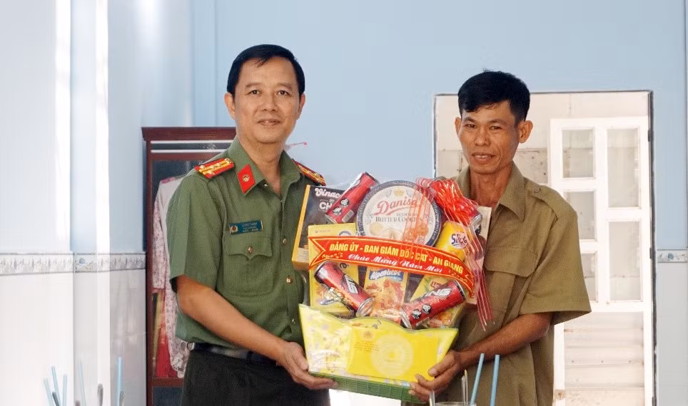Công an tỉnh An Giang bàn giao 2 căn Nhà Đại đoàn kết tại xã U Minh Thượng -0