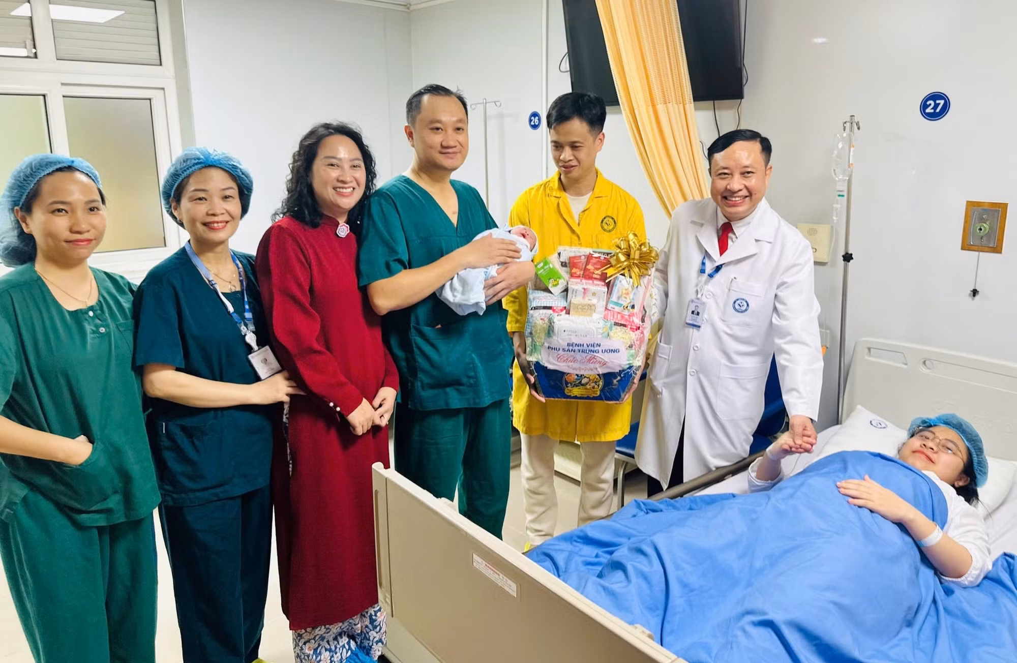 Những em bé đầu tiên chào đời vào khoảnh khắc giao thừa của năm mới Bính Ngọ -0