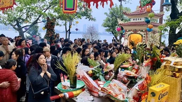Nét đẹp đầu xuân tại đền Quán Thánh và phủ Tây Hồ