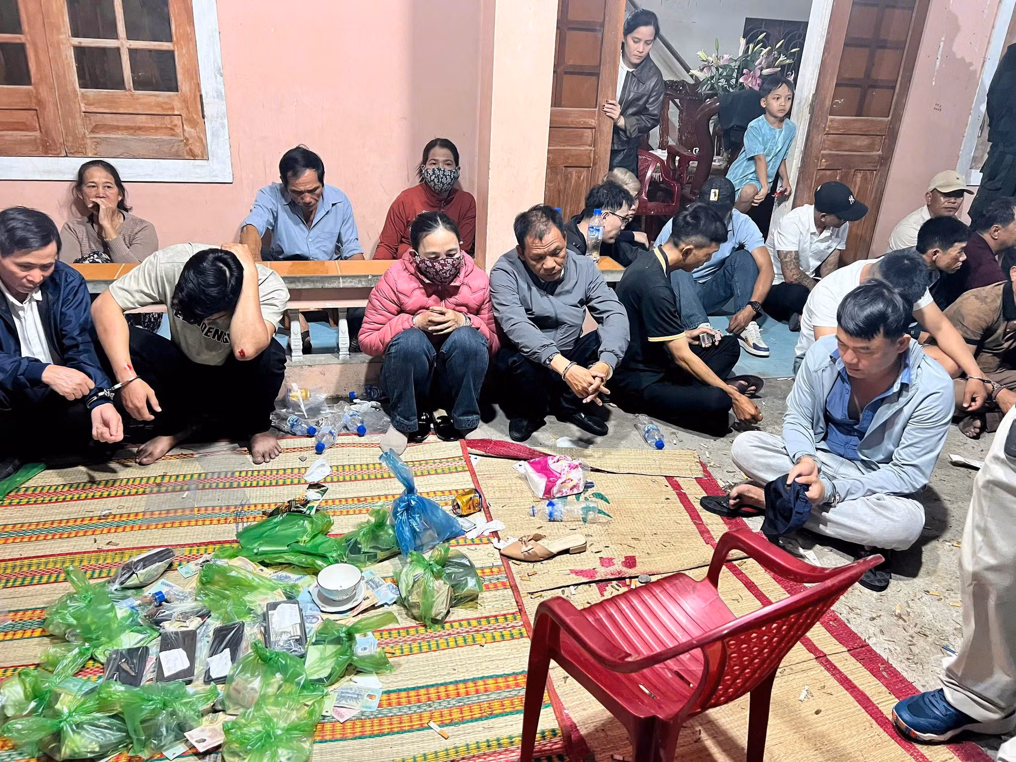 Triệt phá điểm đánh bạc mùng 1 Tết hơn 500 triệu đồng -0