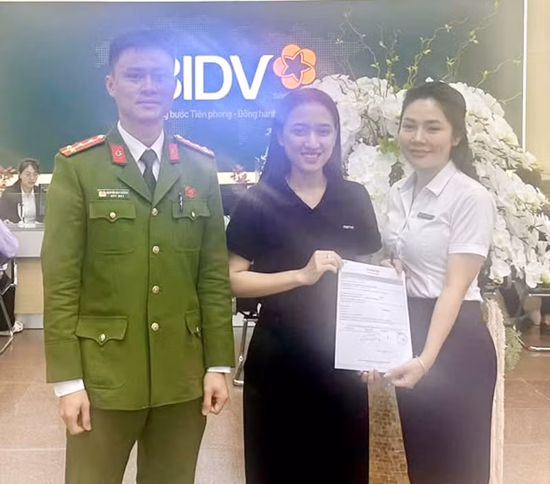Công an phường hỗ trợ người dân nhận lại hơn 1 tỷ đồng chuyển nhầm -0
