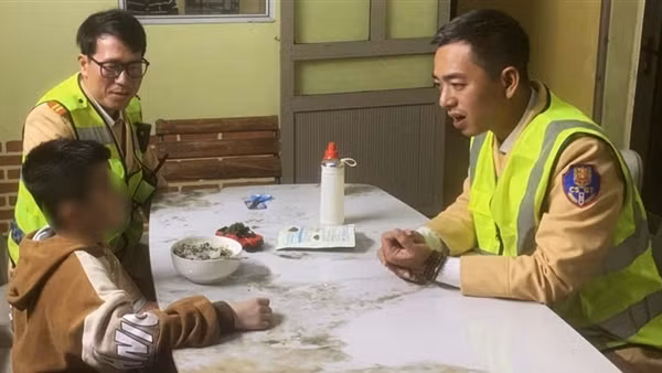 Tuần tra đêm Giao thừa, CSGT giúp đỡ các trẻ em bị lạc về với gia đình