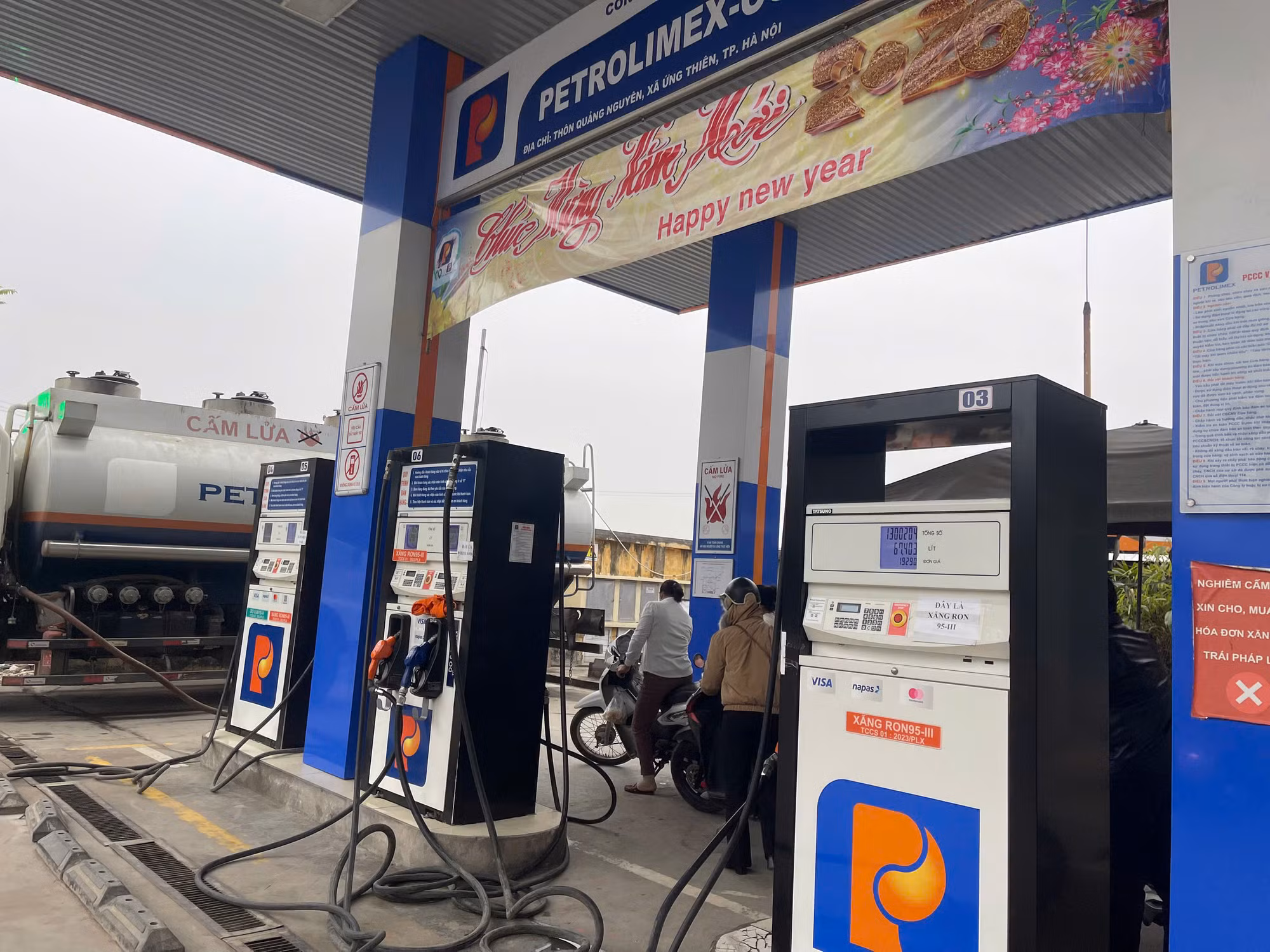 Sức mua phục hồi, cung cầu tiếp tục ổn định trong ngày Mùng 2 Tết -0