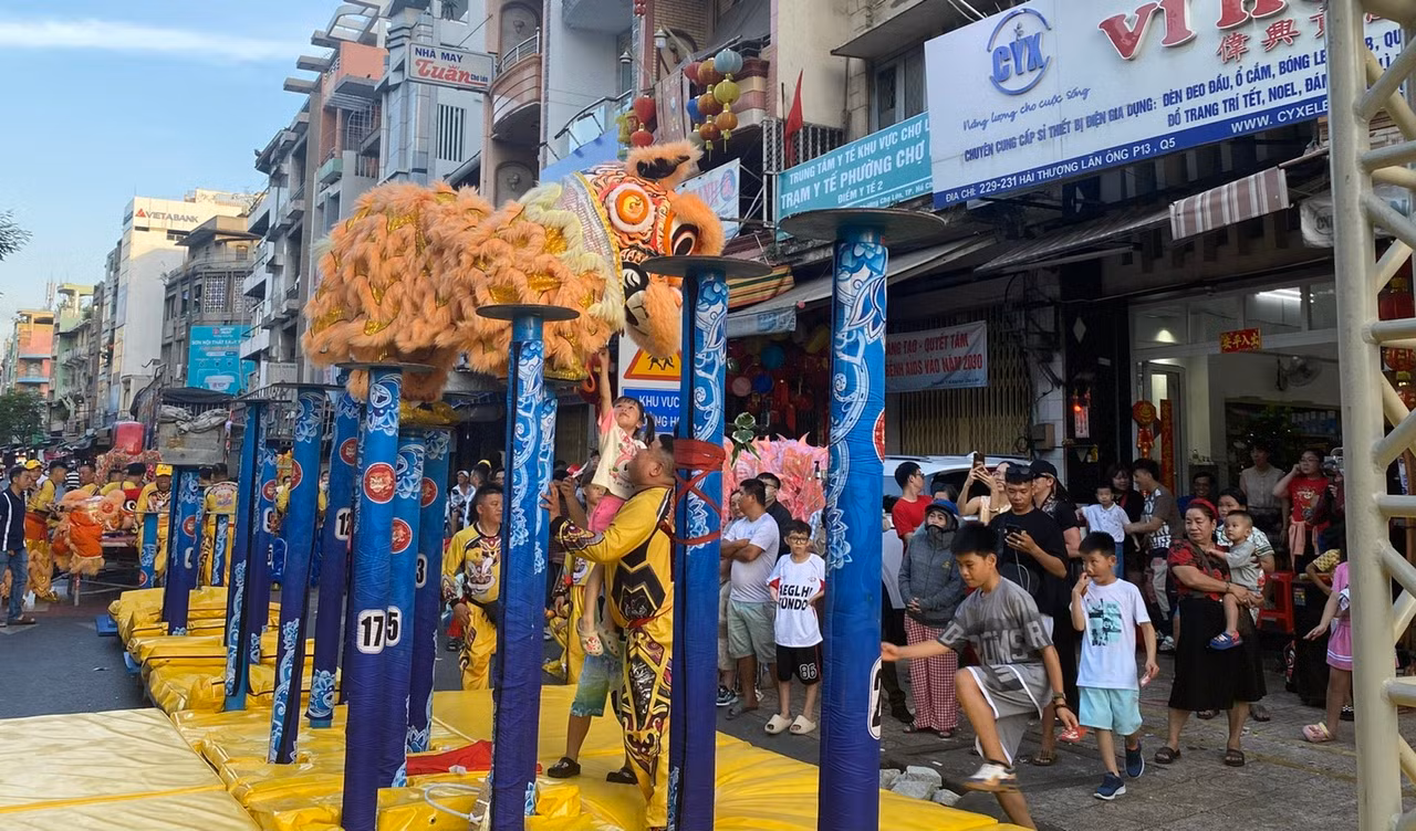 Rộn ràng tiếng trống lân ngày mùng 2 Tết -0