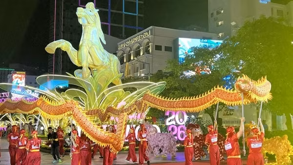 Đậm đà sắc xuân đường hoa Nguyễn Huệ Tết Bính Ngọ 2026
