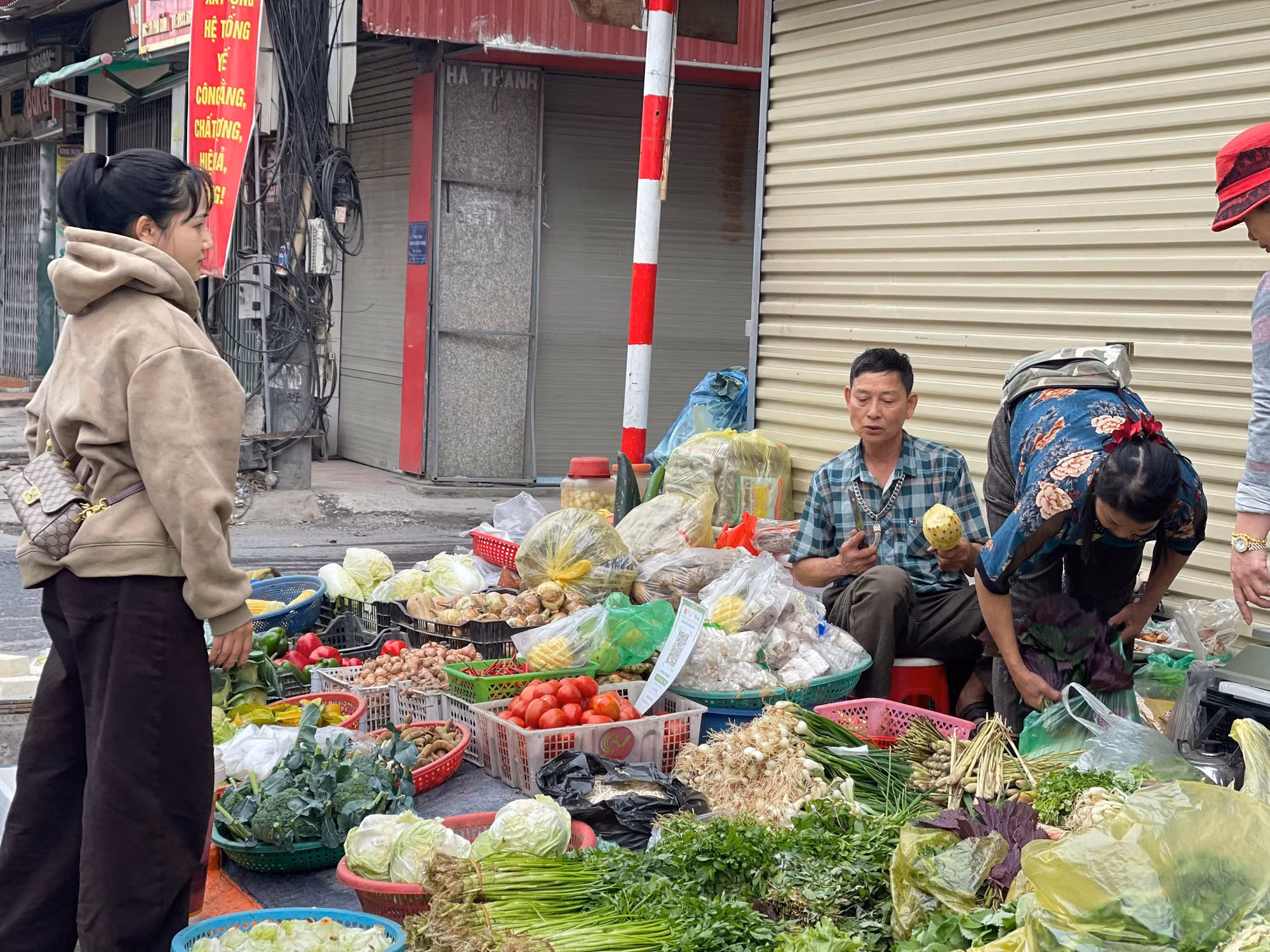 Nguồn cung dồi dào, giá cả ổn định, không xảy ra khan hàng trong Mùng 3 Tết -0