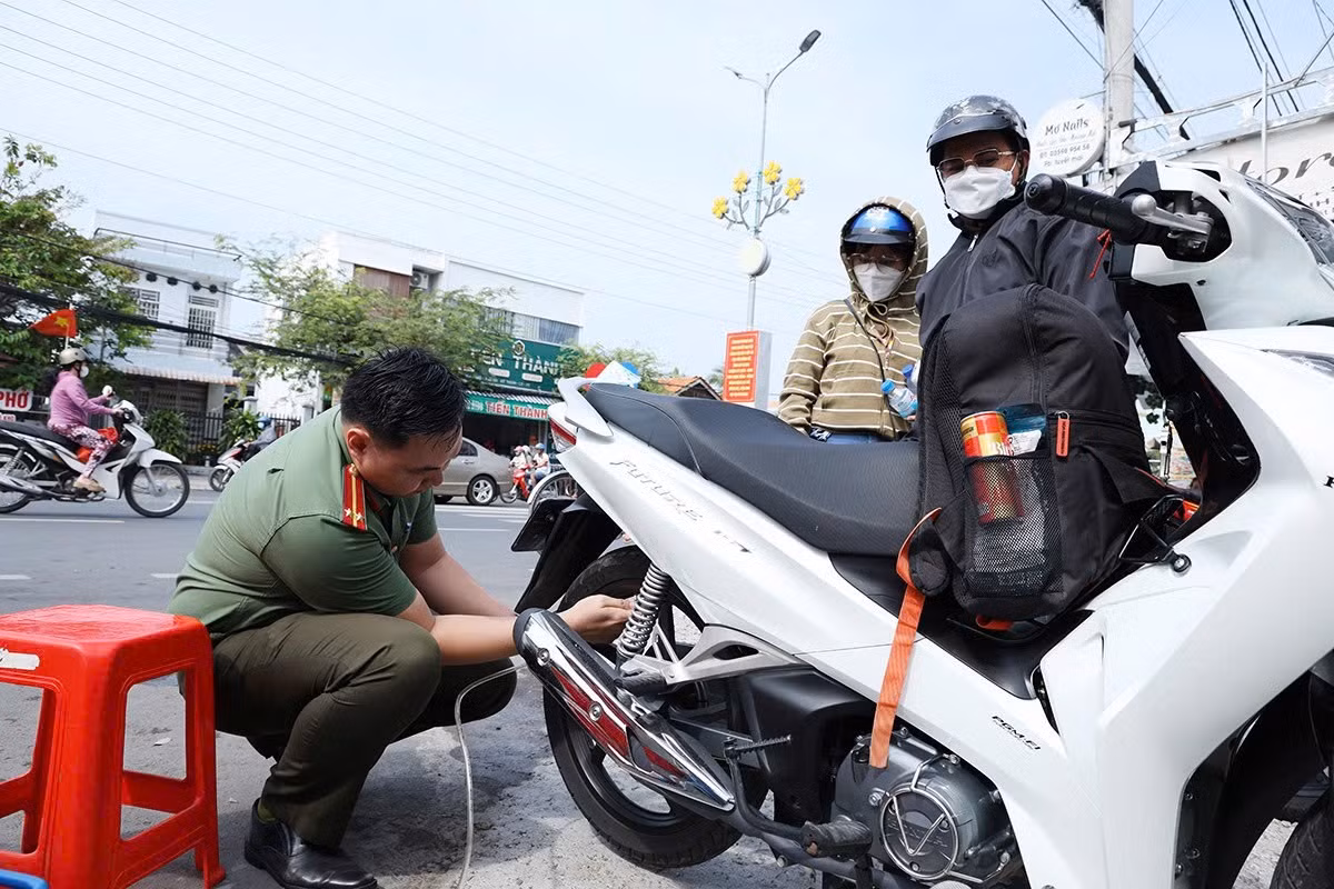 CBCS Công an tỉnh An Giang phát nước suối, xăng tặng người dân về quê đón Tết -0