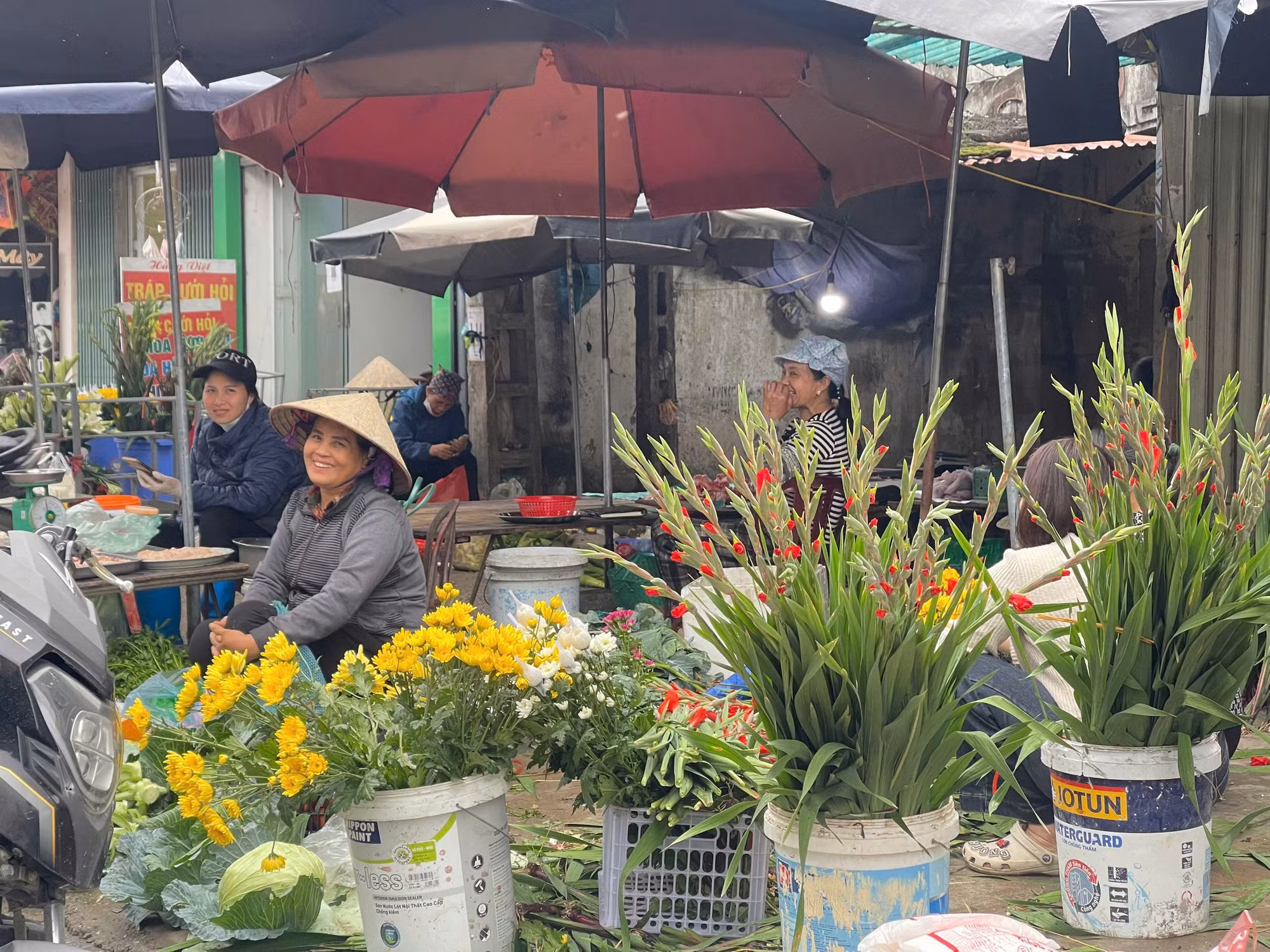 Sức mua phục hồi, cung cầu tiếp tục ổn định trong ngày Mùng 2 Tết -0
