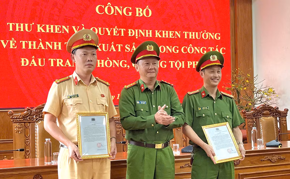 Khen thưởng về thành tích xuất sắc trong đấu tranh phòng, chống tội phạm -0