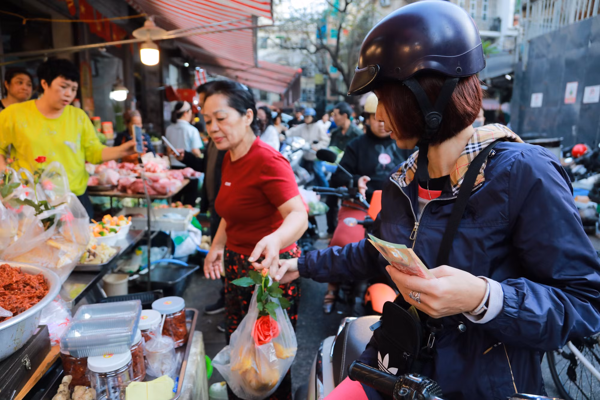 "Chợ nhà giàu” Hà Nội và món hàng lễ độc đáo cúng tất niên ảnh 2 “Chợ nhà giàu” Hà Nội tấp nập người dân mua gà lễ ngày 29 Tết -0