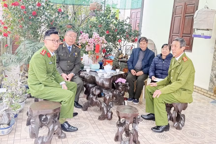 Hội Cựu CAND Việt Nam và Doanh nghiệp Toàn Trung thăm, trao quà Tết cho gia đình hội viên bị nhiễm chất độc da cam -0