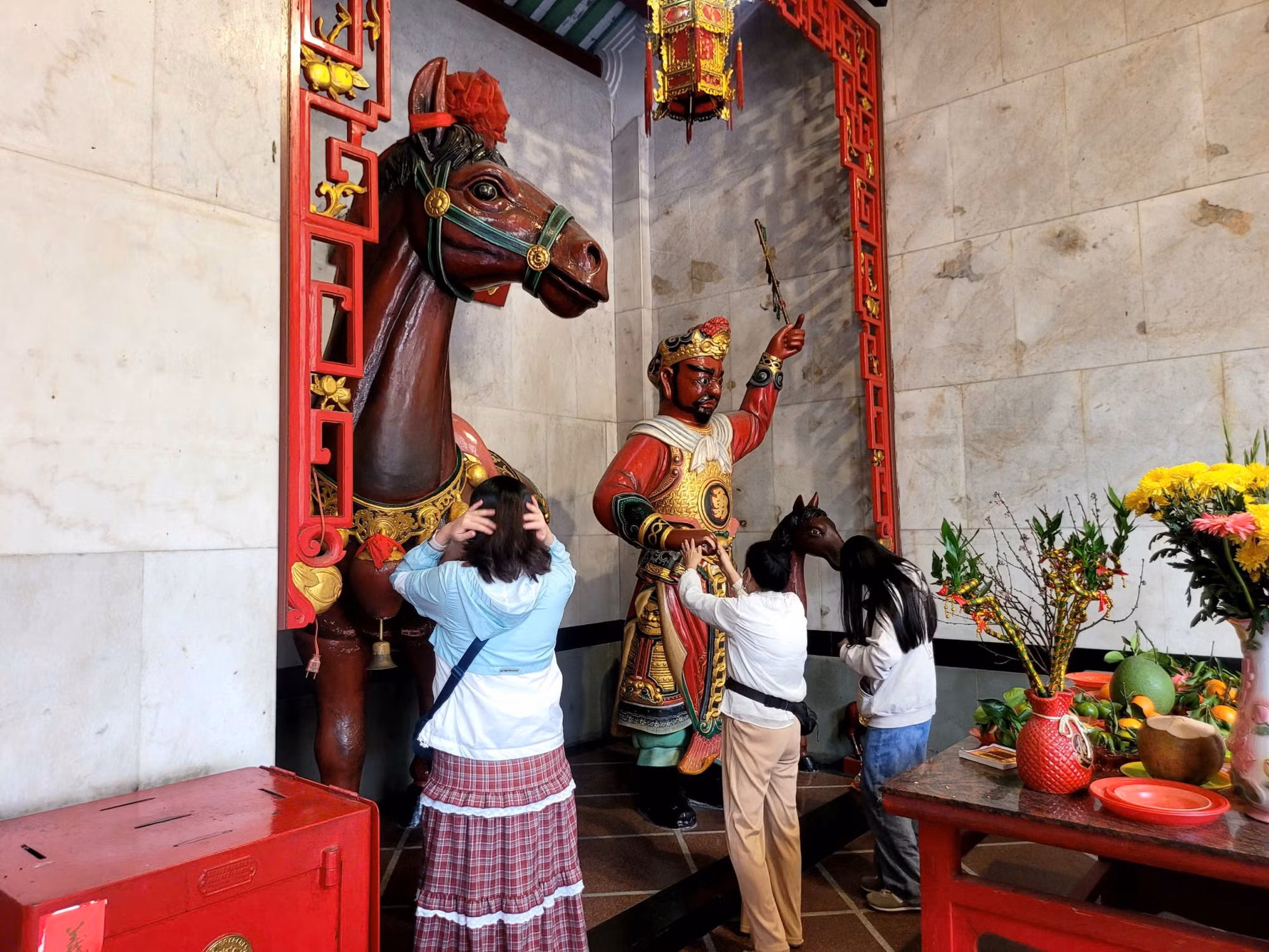 Độc đáo phong tục “chui bụng ngựa” cầu may đầu năm tại TP Hồ Chí Minh -1