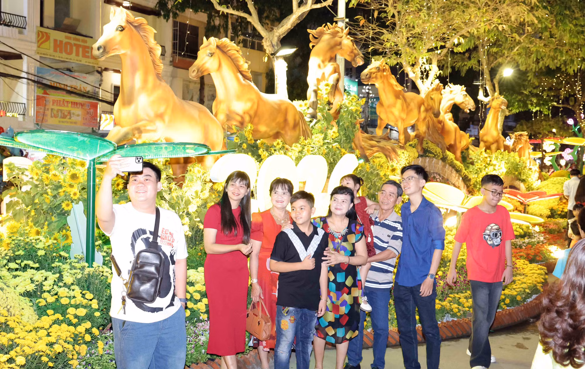 Rộn ràng đêm giao thừa ở miền Tây Nam Bộ -0