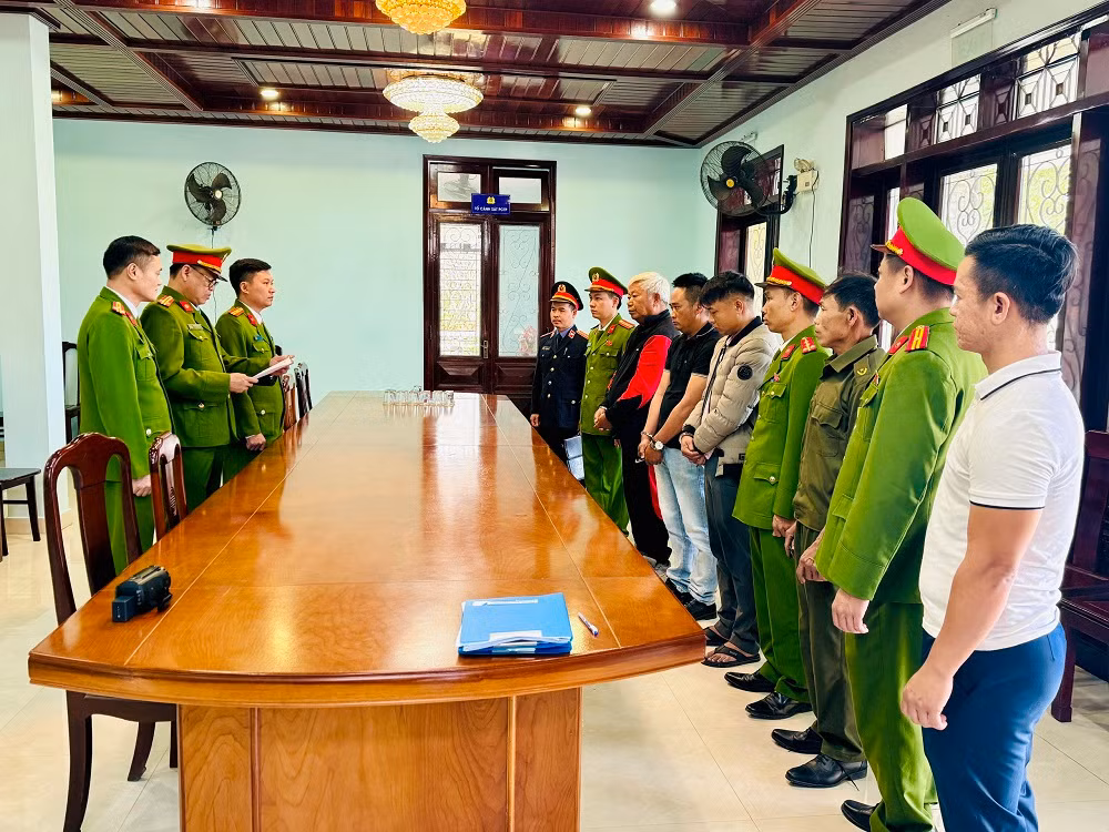 Khai thác khoáng sản cao lanh trái phép, Giám đốc và thuộc cấp bị bắt tạm giam -0