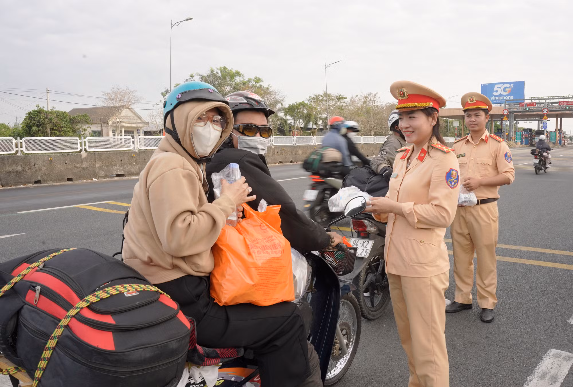 Công an Cà Mau tiếp sức người dân về quê đón Tết -0
