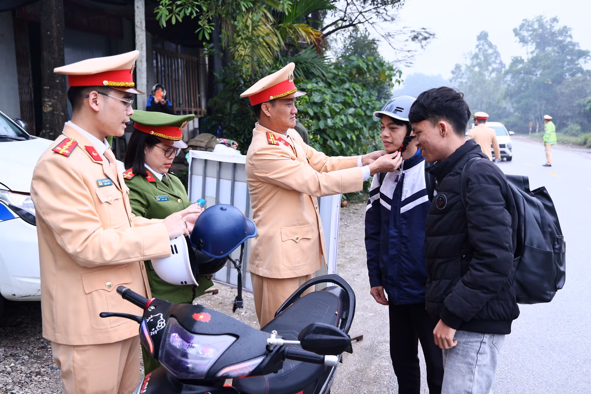 Đồng hành với người dân về quê đón Tết với tinh thần “Ba nhất” -1
