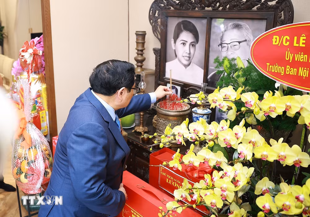 Thủ tướng chúc Tết nguyên lãnh đạo Đảng, Nhà nước và dâng hương các cố lãnh đạo -0