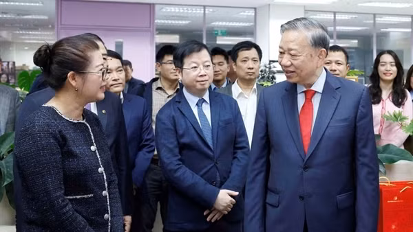 Tổng Bí thư Tô Lâm thăm, chúc Tết cán bộ, phóng viên VTV và VOV