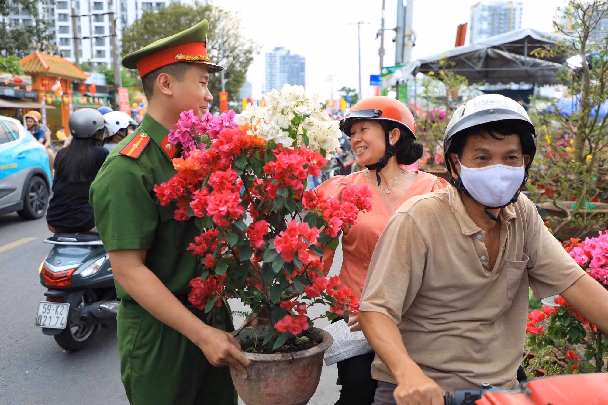 Công an TP Hồ Chí Minh âm thầm “thức cho dân ngủ, gác cho dân vui” -1
