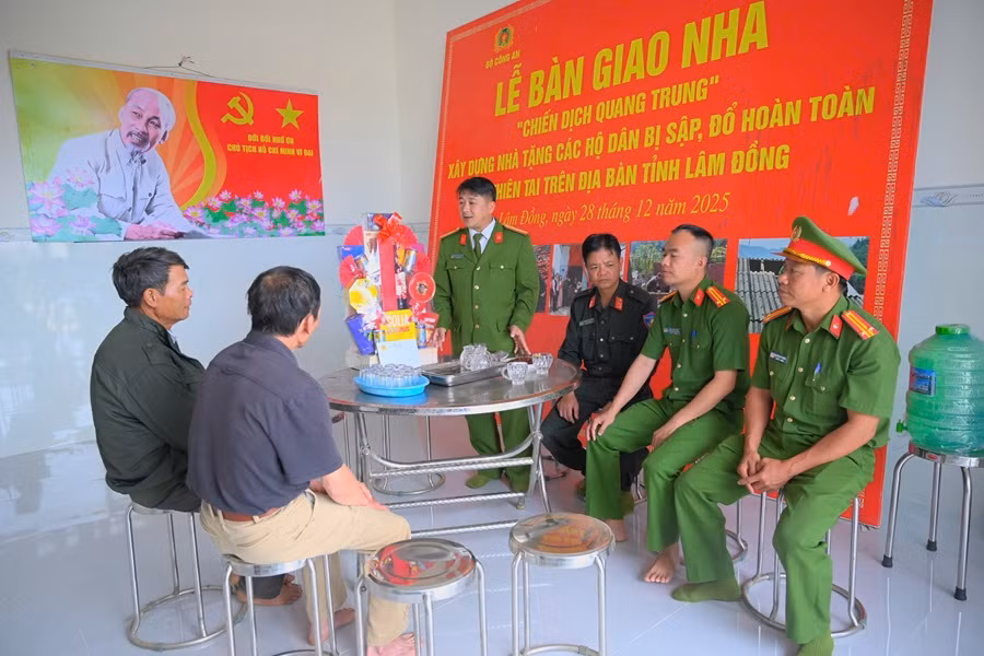 Ngày trở lại thấm đẫm nghĩa tình -0