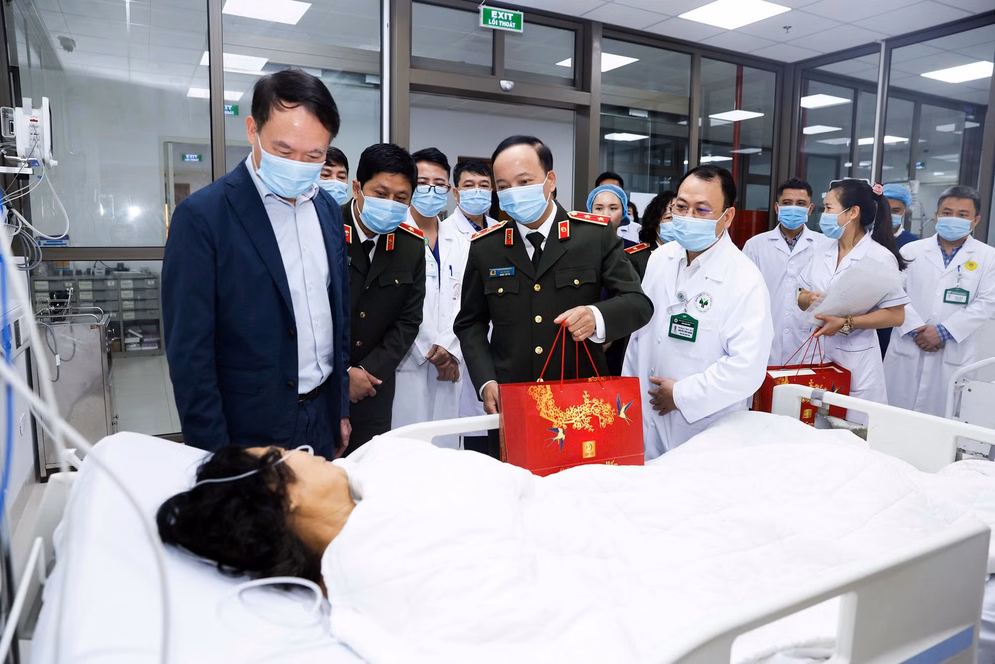 Thứ trưởng Đặng Hồng Đức thăm bệnh nhân nặng, kiểm tra ứng trực Tết tại Bệnh viện 19-8 -0