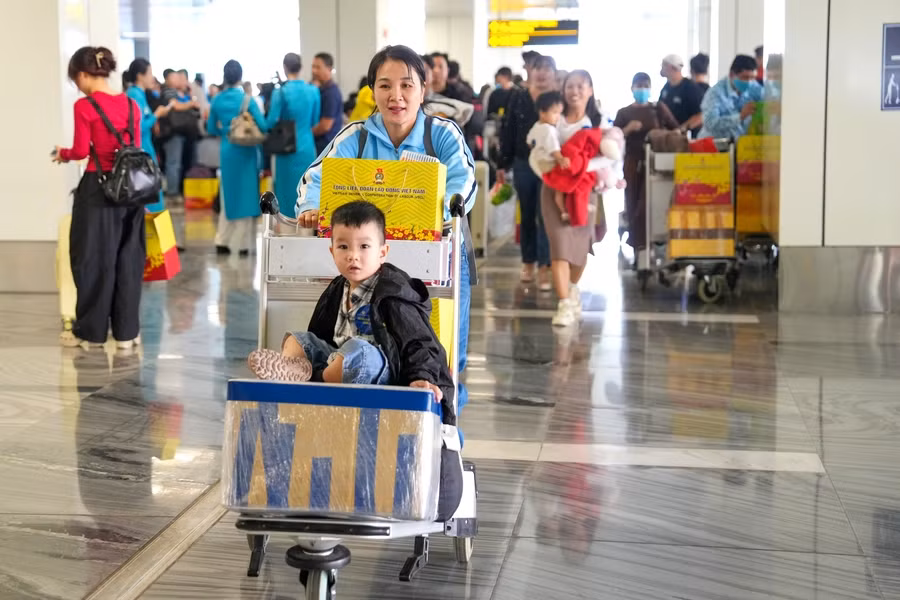 550 người lao động được hỗ trợ về quê đón Tết bằng máy bay -0