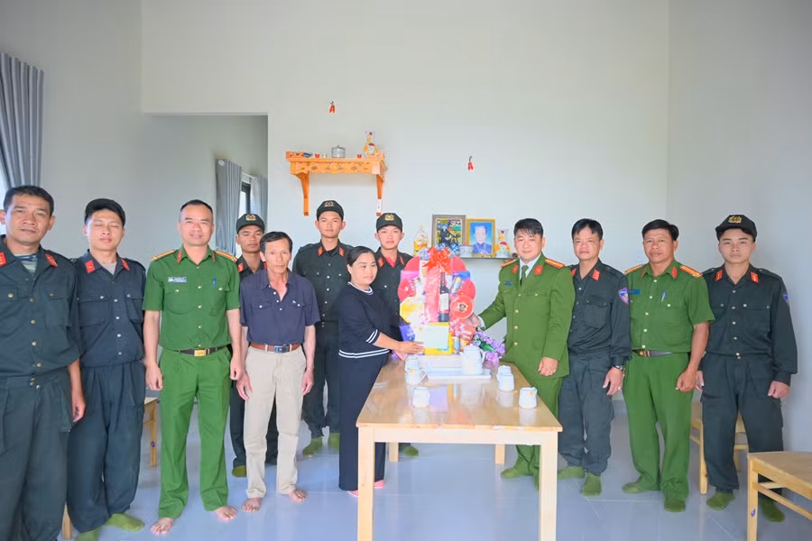 Ngày trở lại thấm đẫm nghĩa tình -0
