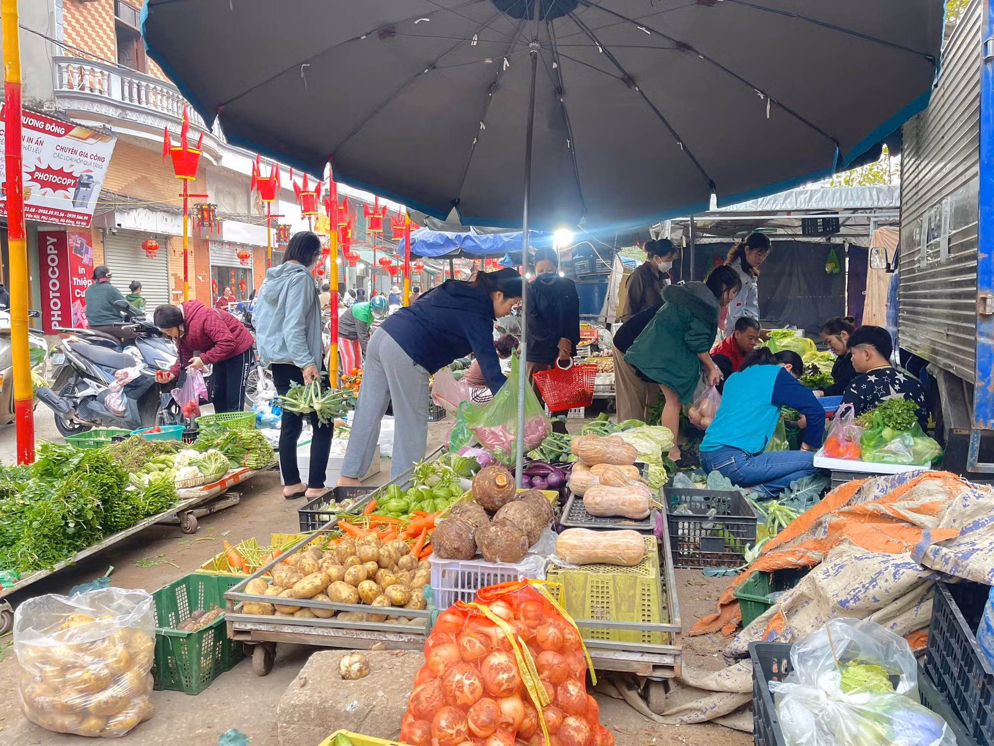 Thị trường mùng 1 Tết ổn định, giá cả không biến động bất thường -0