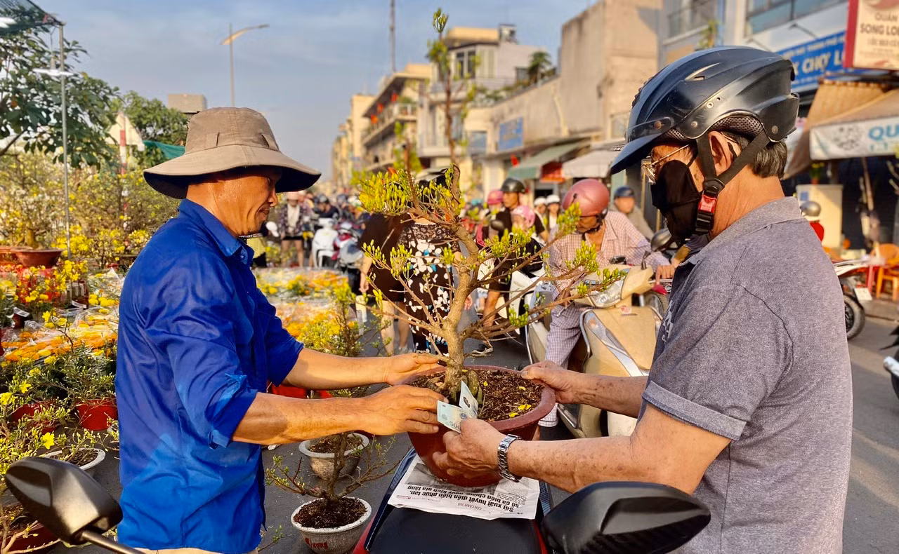 Chiều tối 28 tháng Chạp: Người dân TP Hồ Chí Minh tất bật mang Xuân về nhà -0