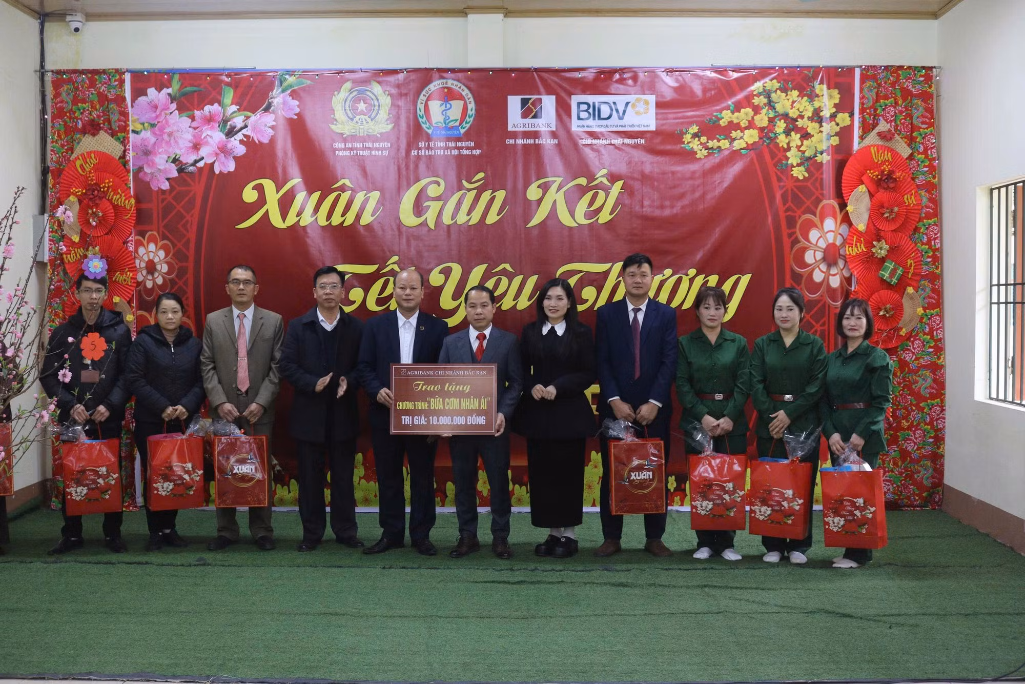 “Bữa cơm nhân ái” ấm áp, yêu thương -0
