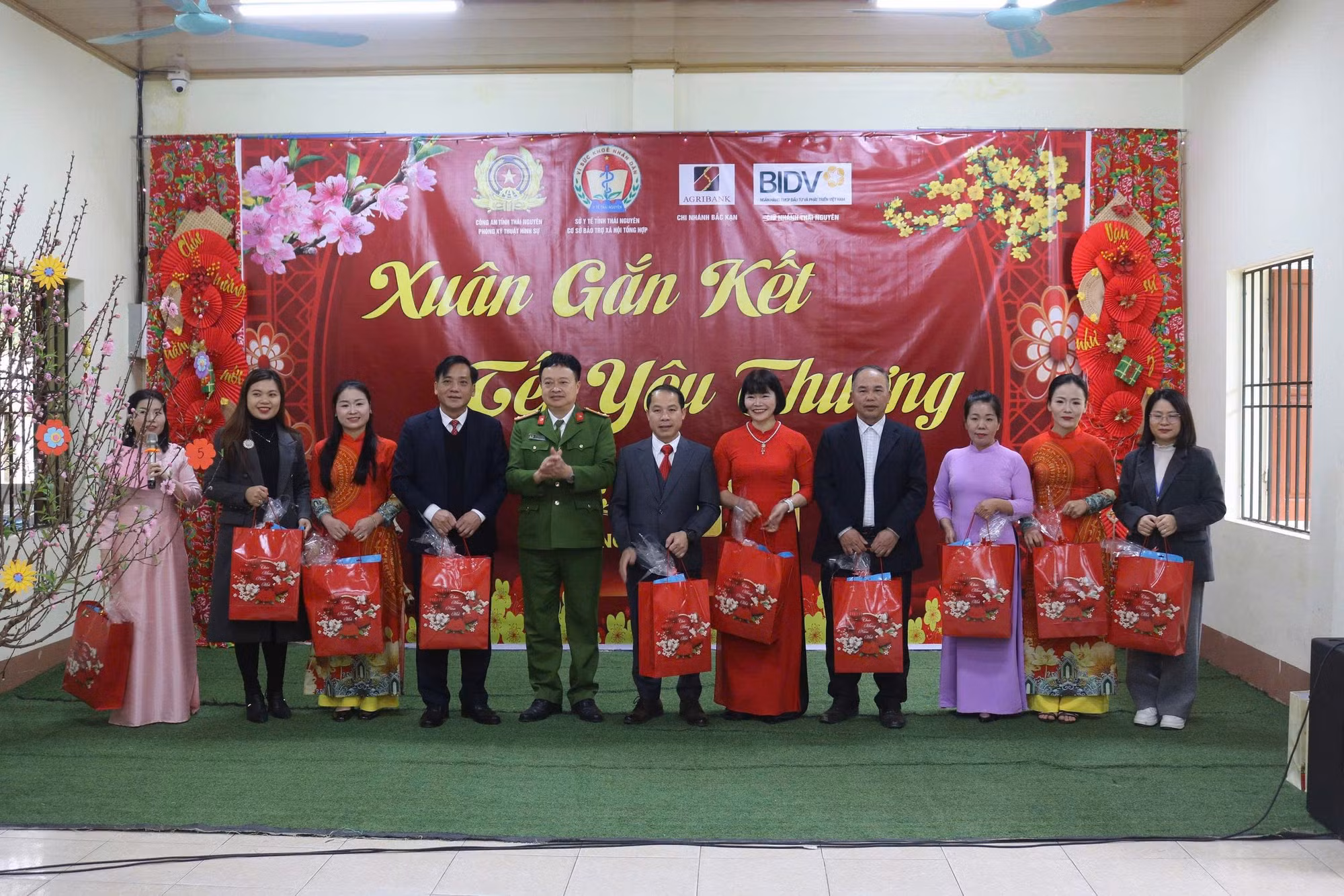 “Bữa cơm nhân ái” ấm áp, yêu thương -1