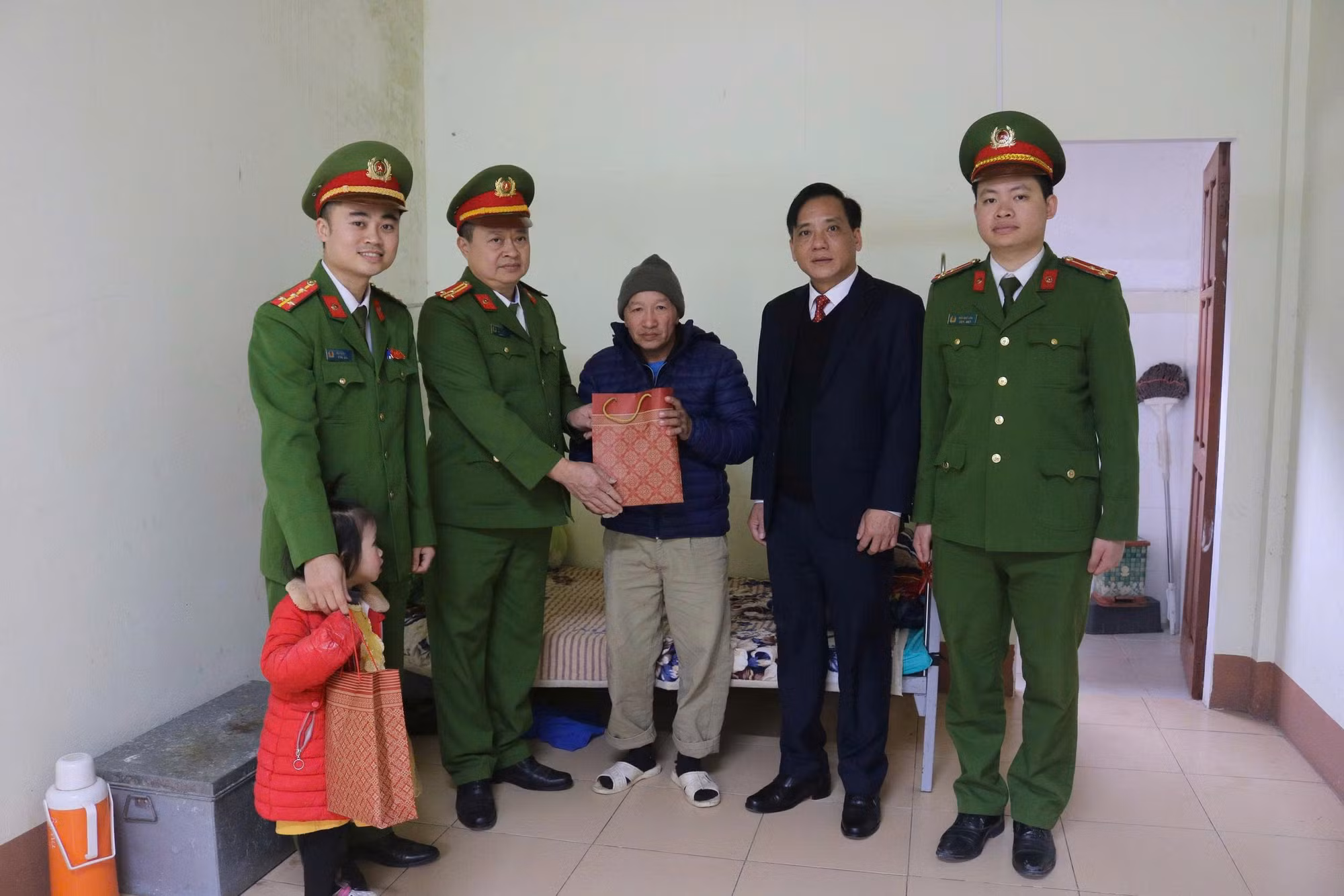 “Bữa cơm nhân ái” ấm áp, yêu thương -1