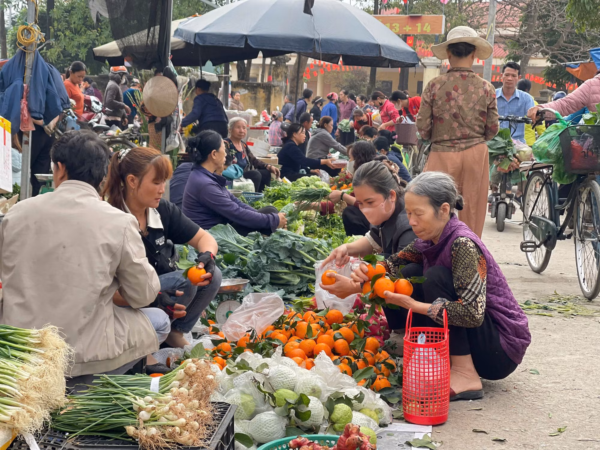 Nhộn nhịp phiên chợ cuối năm: Người dân đi chợ từ 6 giờ sáng -0