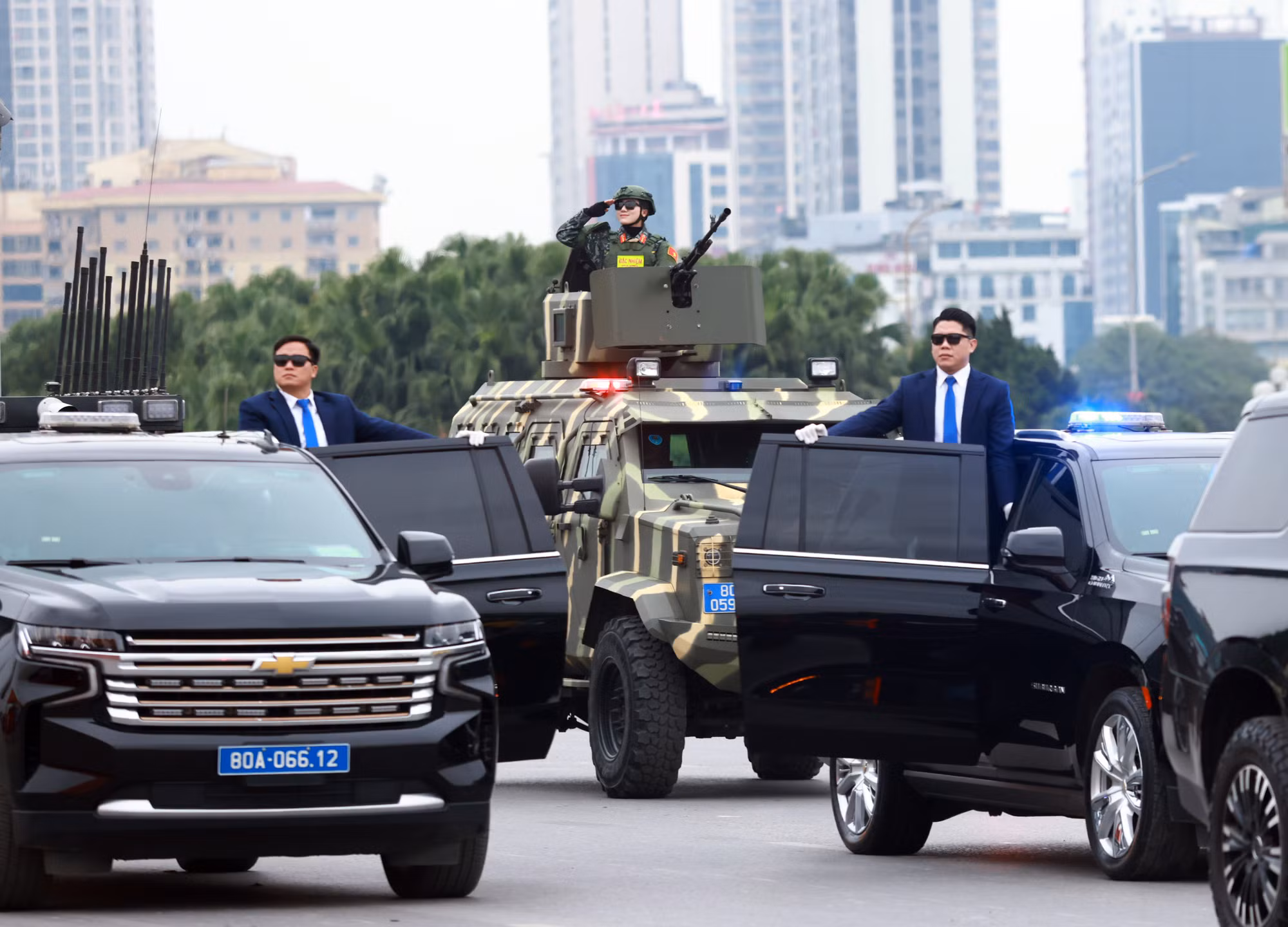 Giao thừa phía sau vành mũ -0