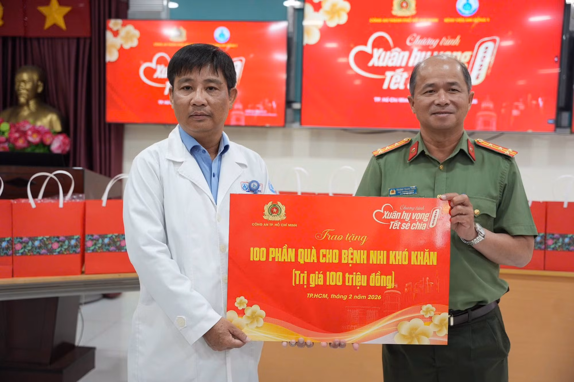 Công an TP Hồ Chí Minh tặng quà, chúc Tết Mẹ Việt Nam anh hùng và bệnh nhân… -2