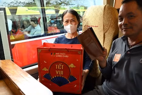 Bệnh viện Trung ương Huế và Long Châu tặng quà, đưa hàng trăm bệnh nhân nghèo về quê đón Tết -0