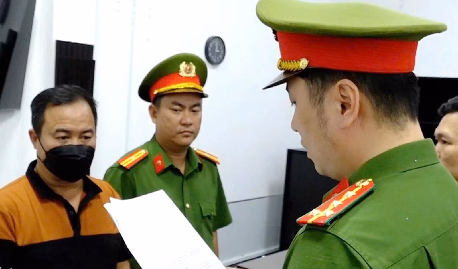 Sản xuất, buôn bán hàng giả, Giám đốc doanh nghiệp và một cộng sự bị khởi tố -0