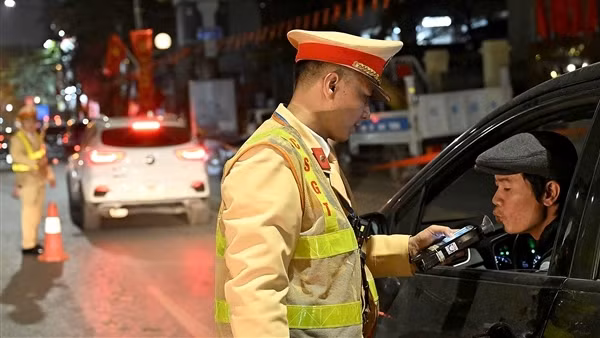 CSGT Hà Nội đồng loạt kiểm tra nồng độ cồn, phát hiện 85 tài xế vi phạm