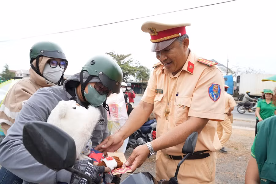 Ấm áp những phần quà trên hành trình về quê đón Tết -0