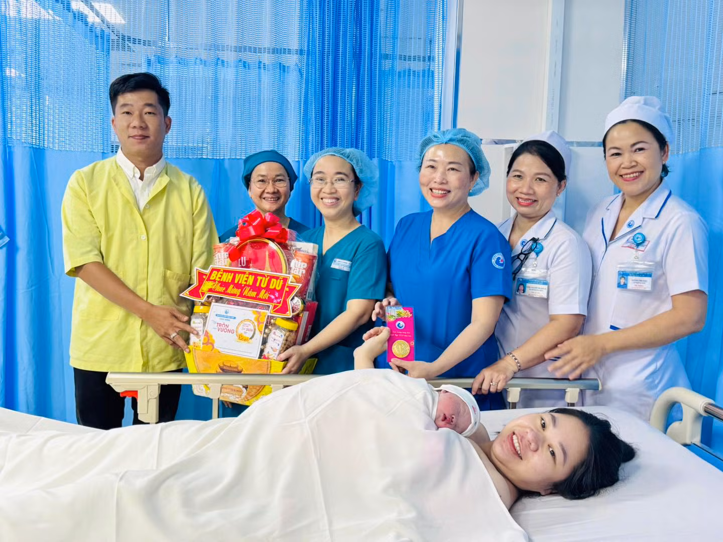Những em bé đầu tiên chào đời vào khoảnh khắc đầu tiên của năm mới Bính Ngọ -0