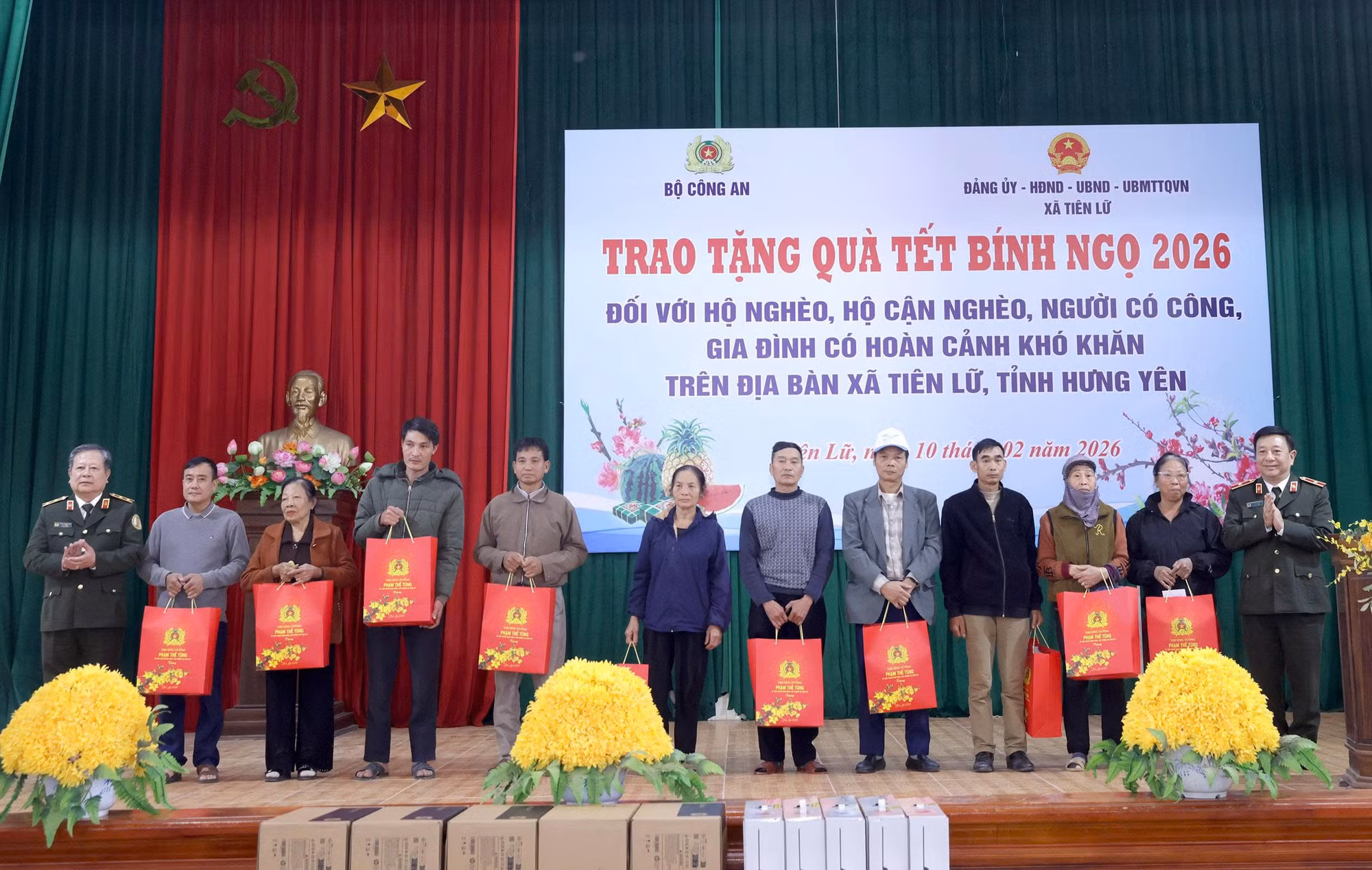 Thứ trưởng Phạm Thế Tùng thăm, tặng quà nhân dân xã Tiên Lữ, tỉnh Hưng Yên -3