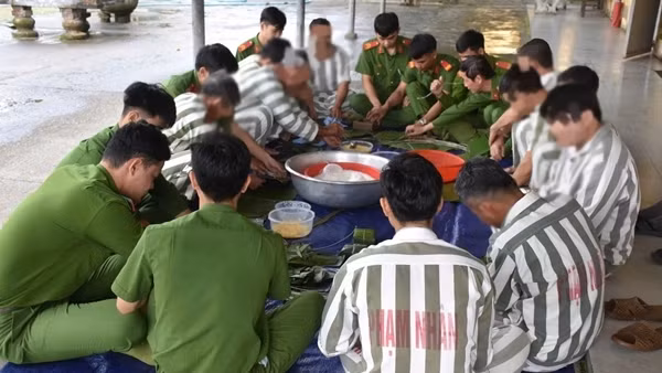 Giữ trọn mùa Xuân cho những người lầm lỡ