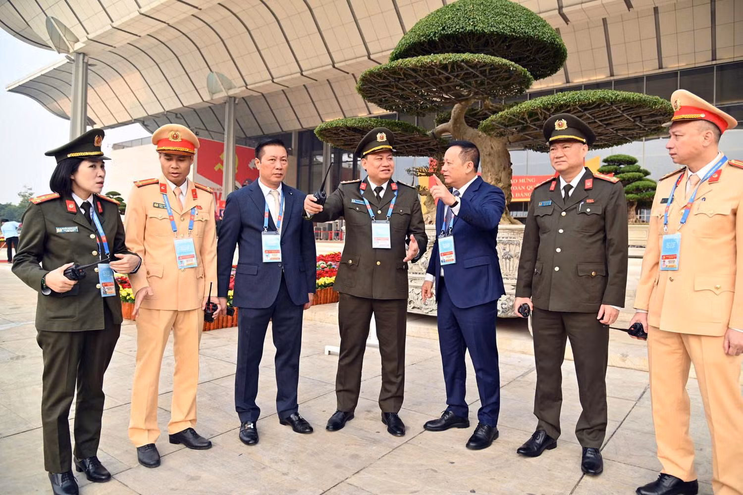 Giao thừa phía sau vành mũ -0