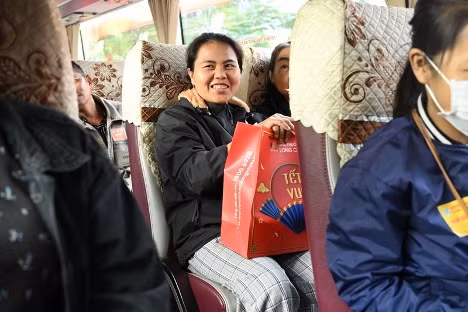 Bệnh viện Trung ương Huế và Long Châu tặng quà, đưa hàng trăm bệnh nhân nghèo về quê đón Tết -0