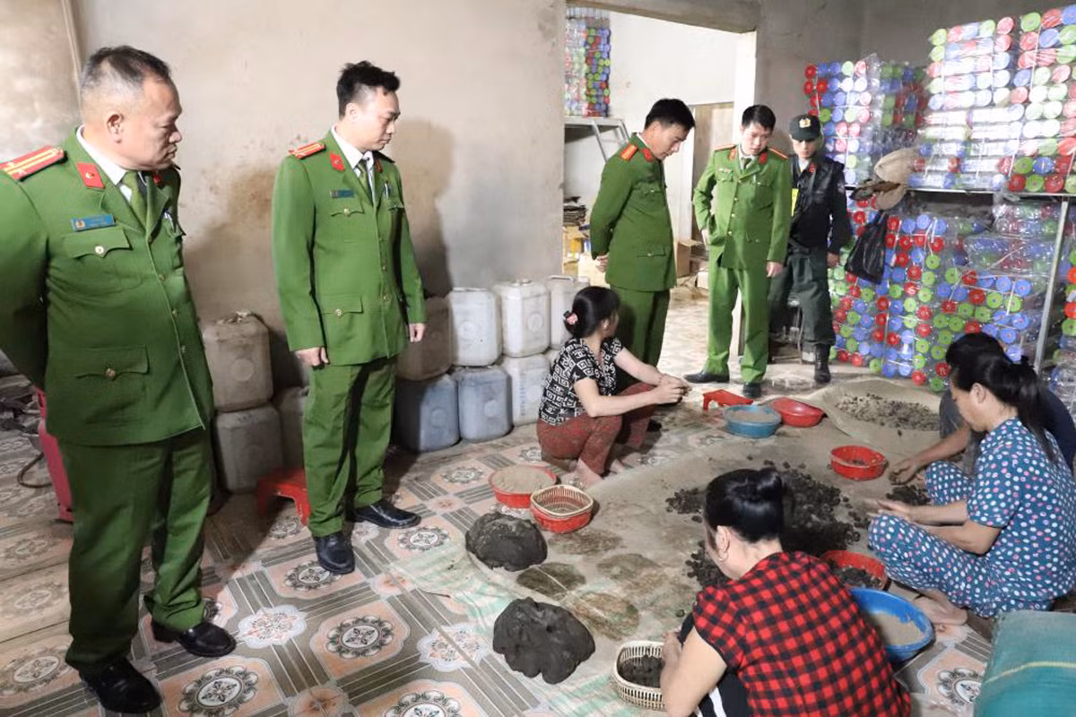 Thu giữ hơn 2 tấn tang vật trong đường dây sản xuất thuốc tăng cân giả -0