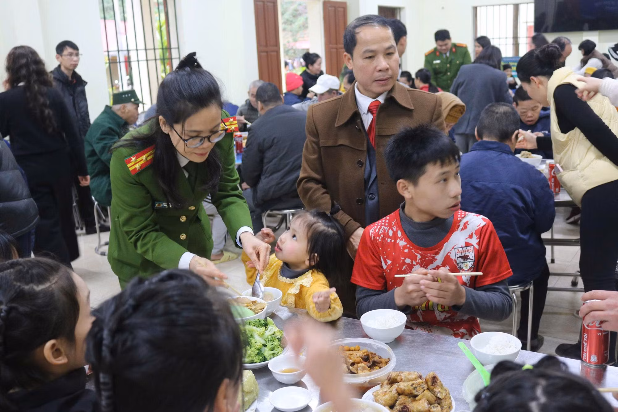 “Bữa cơm nhân ái” ấm áp, yêu thương -0