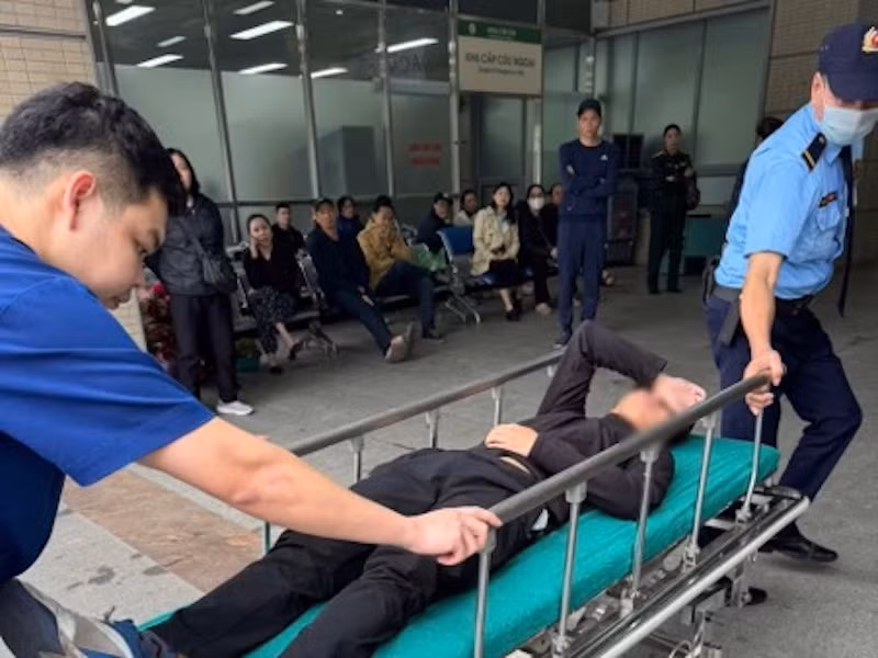 CSGT mở đường đưa bệnh nhân viêm ruột thừa cấp đi cấp cứu kịp thời -0