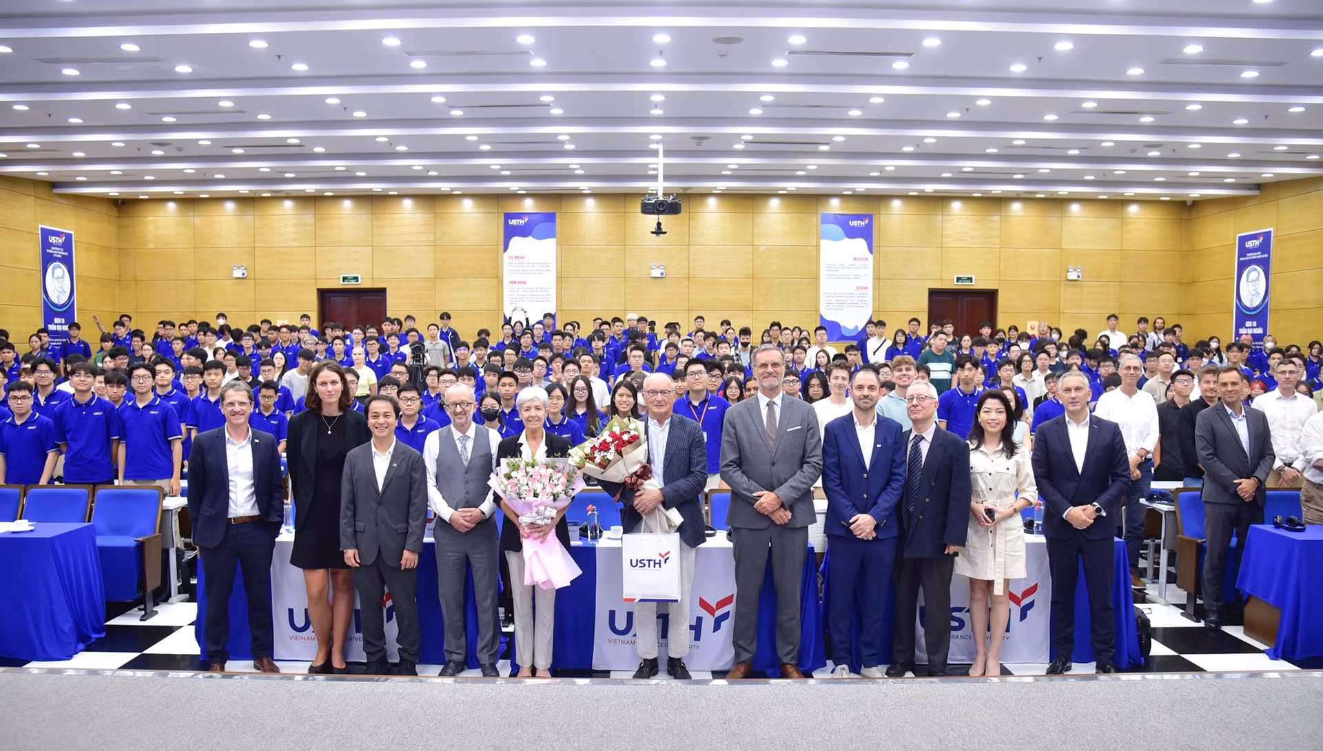 Nữ phi hành gia Claudie Haigneré: “Vũ trụ đã xe duyên và khoa học dẫn lối tôi đi” -0
